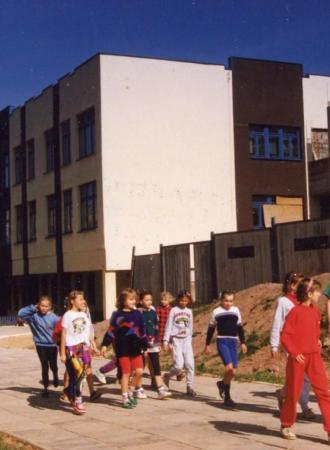 „POCZTÓWKI Z KIELC”: DZIECIĘCE ROZRYWKI, GRY I ZABAWY Z LAT 90. XX W.