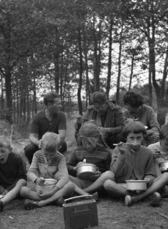 POCZTÓWKI Z KIELC – RZECZY Z HISTORIĄ: Na falach eteru