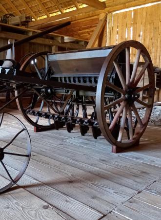 Zabytkowy siewnik z kieleckiej fabryki w nowej odsłonie