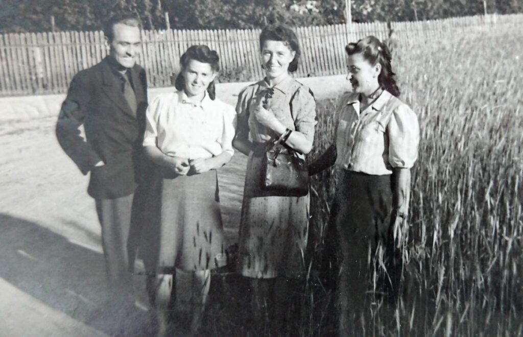 2od lewej tadeusz domanski hana szlomi jadwiga krol maria sowiar chodnikiewicz 1945 r 2