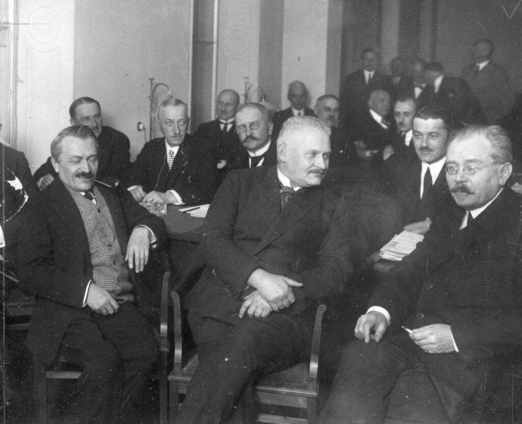 4boleslaw markowski z prawej jako wiceminister skarbu na spotkaniu ministrow rzadu wladyslawa