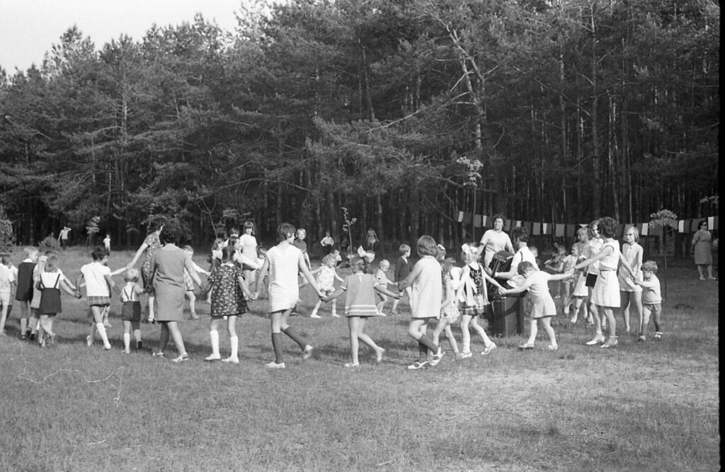 dzien dziecka dla dzieci pracownikow kzwm na stadionie 1971 r