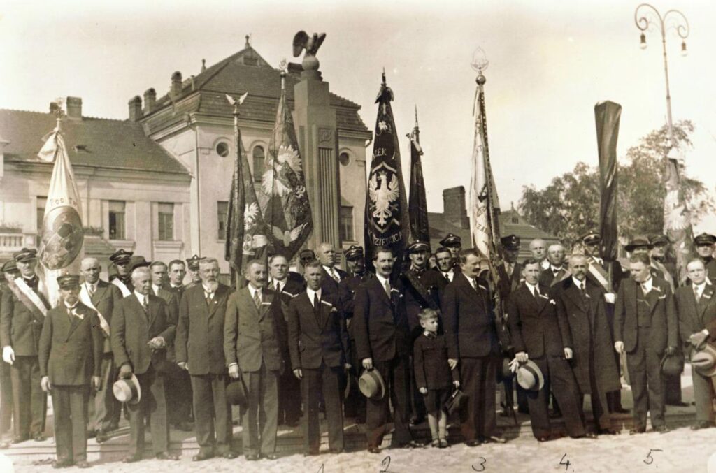 mhki mat 19203 kielccy kolejarze podczas uroczystosci przed pomnikiem w 1933 r