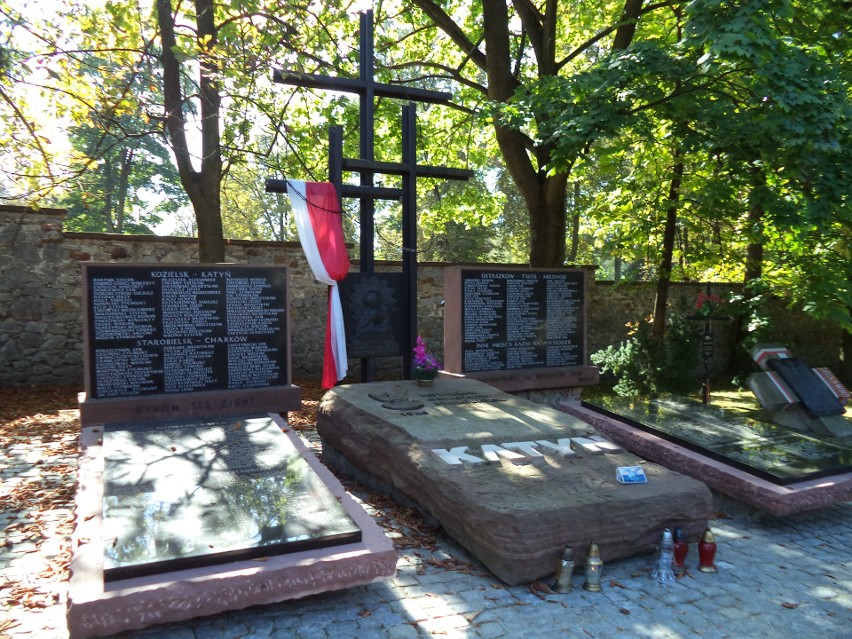 pomnik katynski na cmentarzu fot m jonczyk