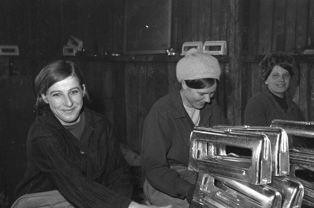 pracownice kzwm u przy montazu wyzymaczek mhki