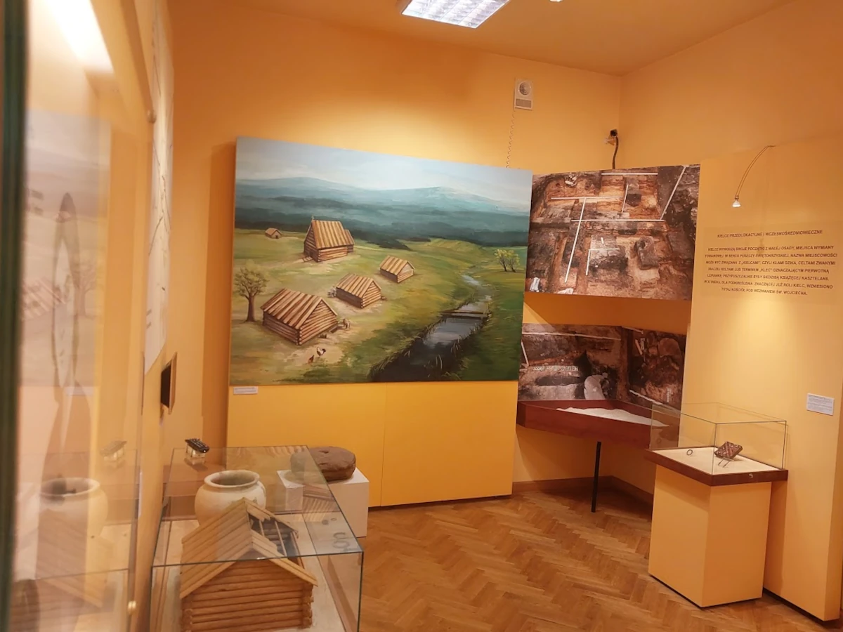 Makieta chaty i ceramika