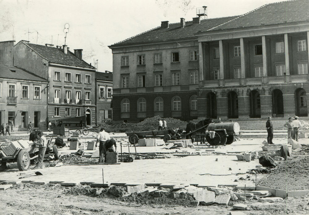 „Pocztówki z Kielc”: opowieść o Placu Konstytucji