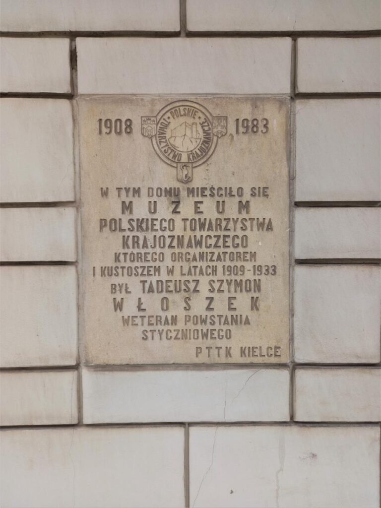 tablica pamiatkowa na budynku muzeum historii kielc 1