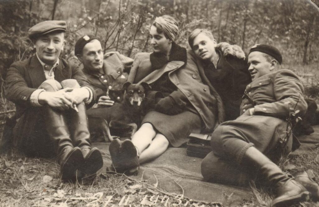 z lewej antoni heda szary