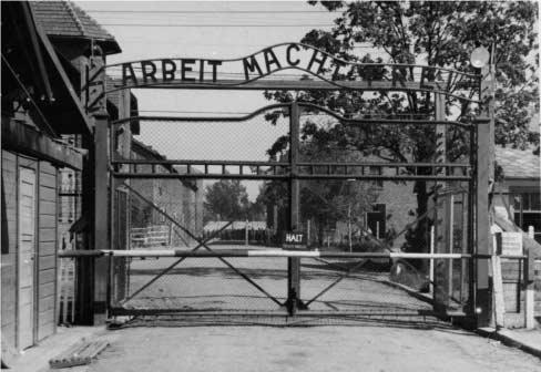 Narodowy Dzień Pamięci Ofiar Niemieckich Nazistowskich Obozów Koncentracyjnych i Obozów Zagłady 02 brama prowadzaca do obozu auschwitz i z napisem arbeit macht frei praca czyni wolnym maj 1945 r