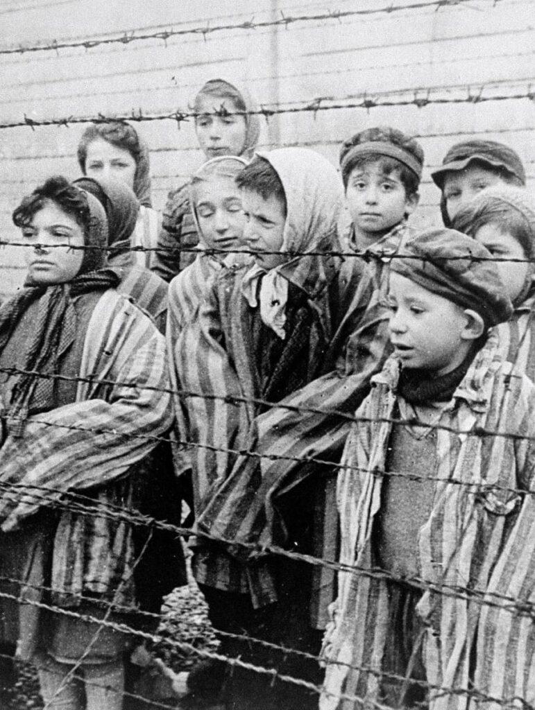 Międzynarodowy Dzień Pamięci o Ofiarach Holokaustu 1 dzieci za drutami obozu kadr z filmu sowieckiego dokumentujacego wyzwolenie auschwitz kopia