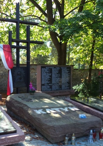 Dzień Pamięci Ofiar Zbrodni Katyńskiej 13 kwietnia 2 pomnik katynski na cmentarzu fot m jonczyk kopia
