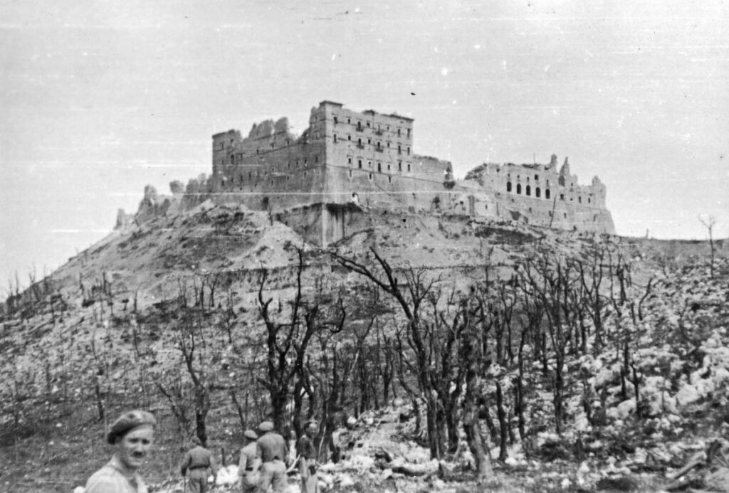 80. ROCZNICA ZDOBYCIA MONTE CASSINO PRZEZ POLAKÓW 2 zolnierze 2 korpusu polskiego na pobojowisku na monte cassino klasztor nac 24 447 13