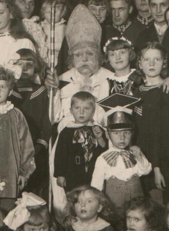 NOWY EKSPONAT: Fotografia z zabawy choinkowej dla dzieci żołnierzy 4 Pułku Piechoty Legionów. Kasyno podoficerskie na Bukówce, 1935 r. 20231206