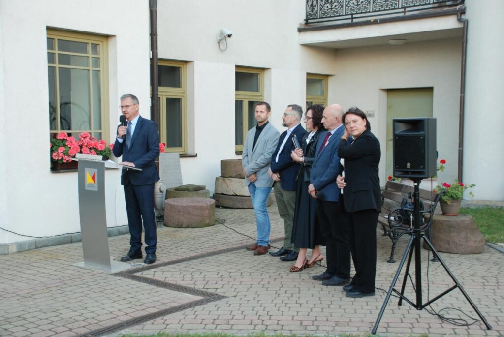 UROCZYSTE OTWARCIE WYSTAWY „W SZKOLNEJ ŁAWIE” dsc 0018