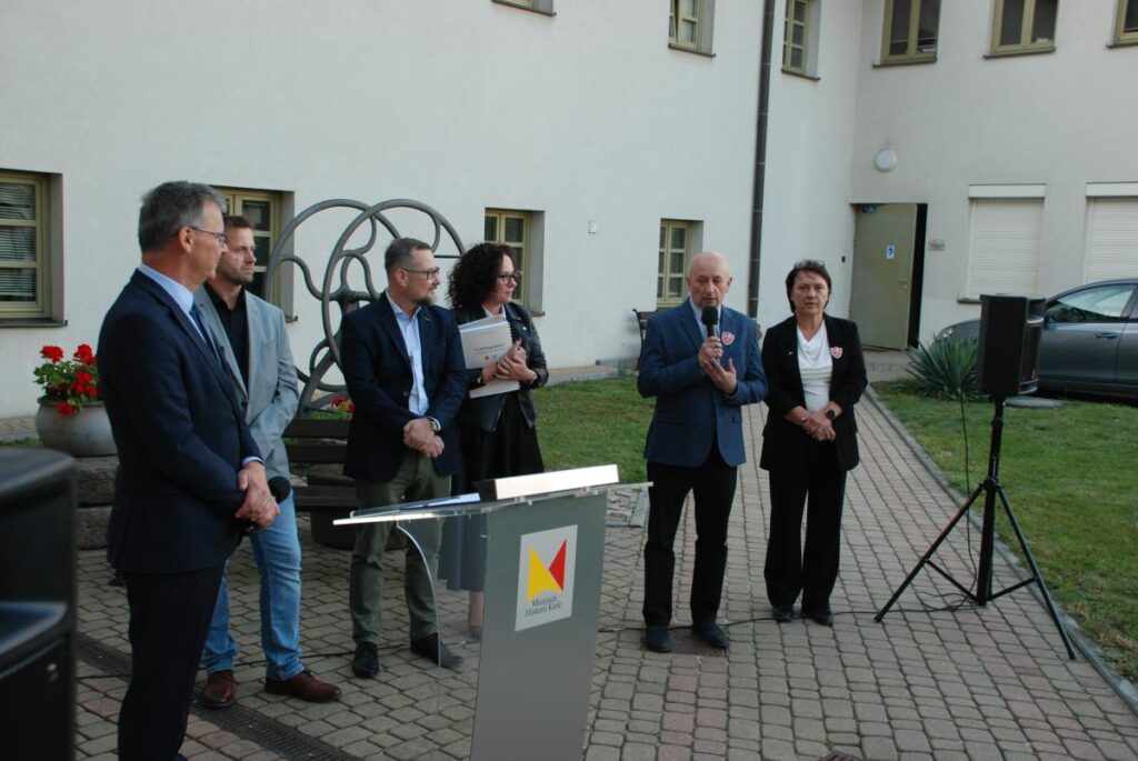 UROCZYSTE OTWARCIE WYSTAWY „W SZKOLNEJ ŁAWIE” dsc 0020