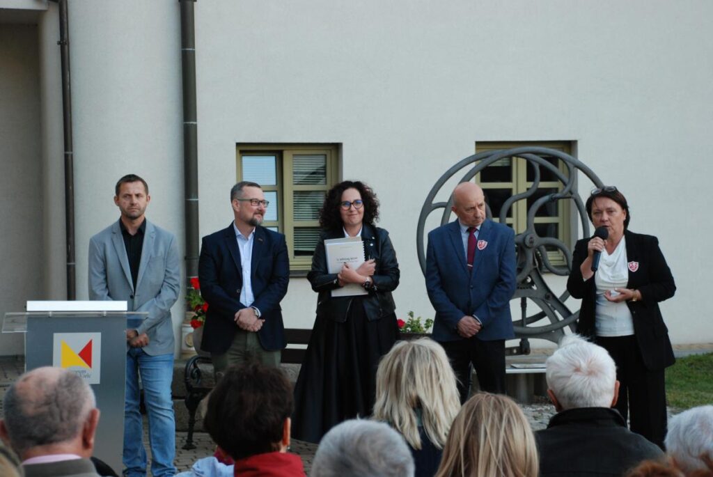 UROCZYSTE OTWARCIE WYSTAWY „W SZKOLNEJ ŁAWIE” dsc 0025