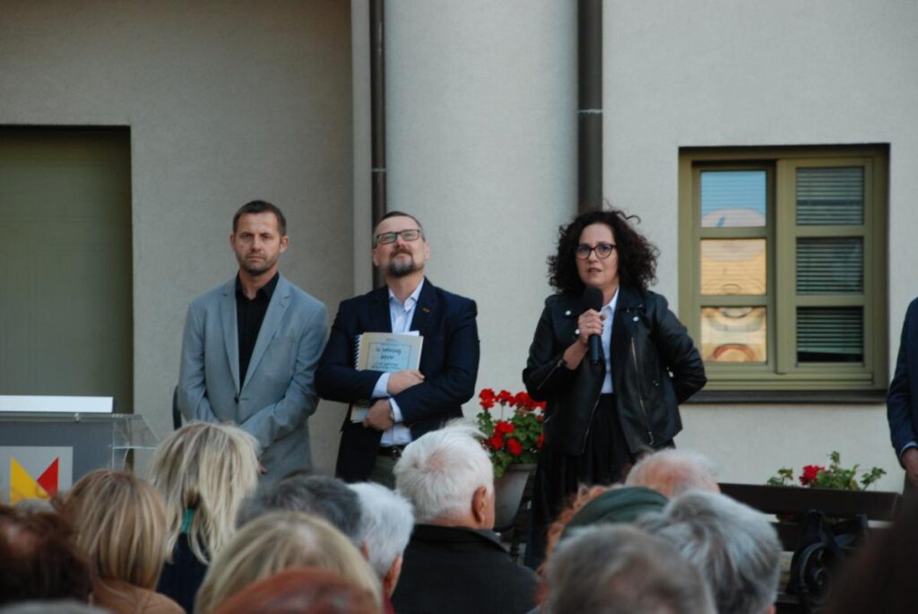 UROCZYSTE OTWARCIE WYSTAWY „W SZKOLNEJ ŁAWIE” dsc 0030