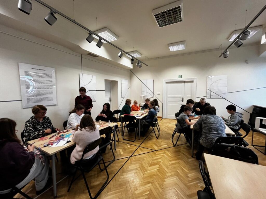 Ponad czasem i pokoleniami – pierwszy semestr wspólnych spotkań img 5608