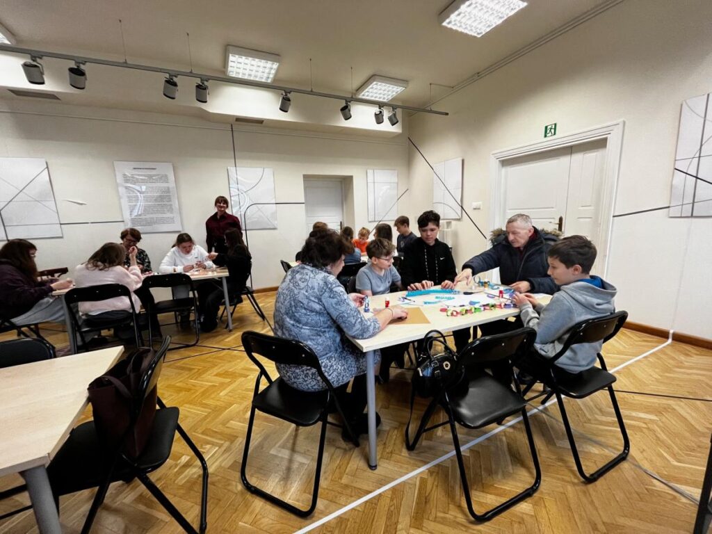 Ponad czasem i pokoleniami – pierwszy semestr wspólnych spotkań img 5610