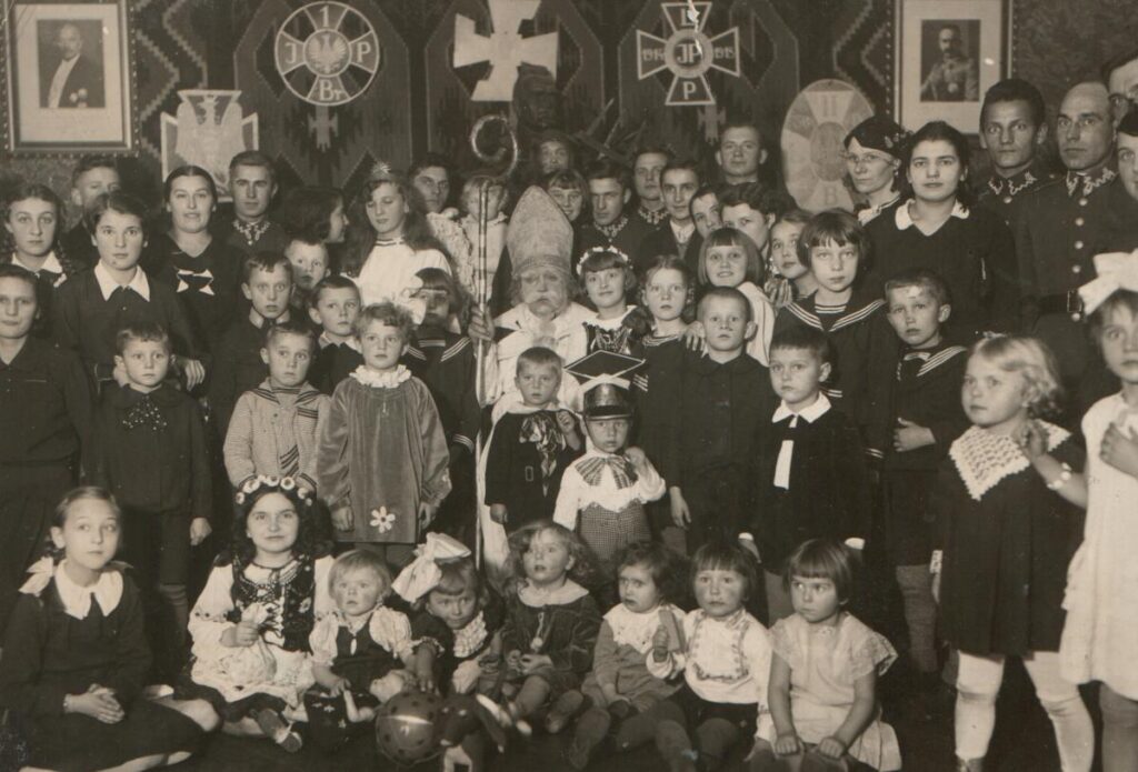 NOWY EKSPONAT: Fotografia z zabawy choinkowej dla dzieci żołnierzy 4 Pułku Piechoty Legionów. Kasyno podoficerskie na Bukówce, 1935 r. mhki h 908 31