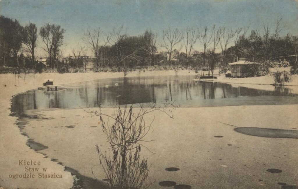 POCZTÓWKI Z KIELC - RZECZY Z HISTORIĄ. ZIMA STULECIA. staw w ogrodzie staszica obecnie park zeromskiego 1914 fot adam badzian