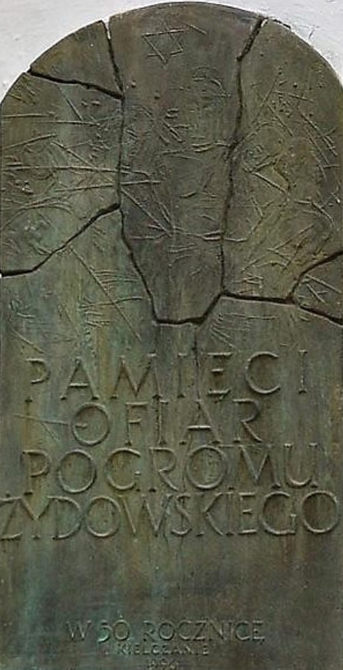 tablica upamietniajaca 50 rocznice pogromu na kamienicy przy ul planty 7