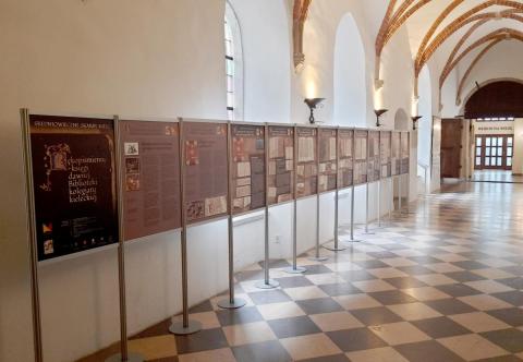 Wernisaż wystawy plenerowej „Rękopiśmienne księgi dawnej Biblioteki kolegiaty kieleckiej” wernisaż wystawy plenerowej „rękopiśmienne księgi dawnej biblioteki kolegiaty kieleckiej”