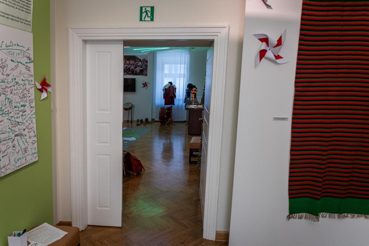 Niebieska Strefa Wnętrze muzeum z oznaczeniami Niebieskiej Strefy