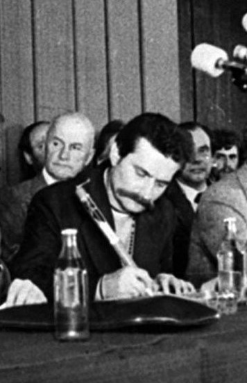 46. rocznica podpisania porozumień sierpniowych 1 lech walesa podpisuje porozumienie gdanskie 31081980