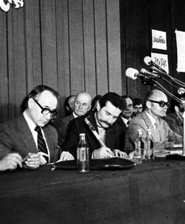 46. rocznica podpisania porozumień sierpniowych 5 mieczyslaw jagielski i lech walesa podpisuja porozumienie gdanskie 31081980 fotpap caf z trybek