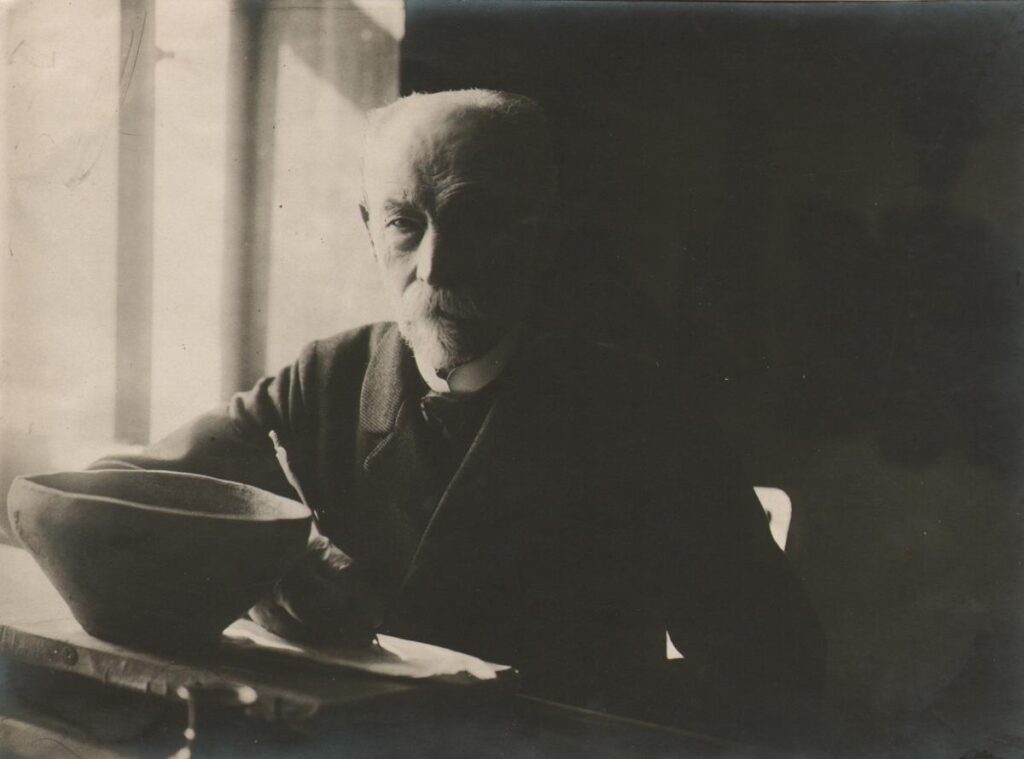 20 lat temu powołano Muzeum Historii Kielc kustosz muzeum ptk tadeusz szymon wloszek przy biurku 1918 r