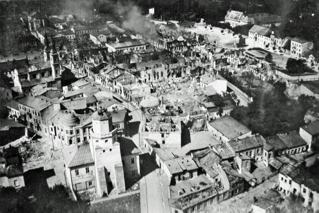 Napaść Niemiec na Polskę początkiem II wojny światowej zniszczenie miasta wielunia w dniu 1 wrzesnia 1939 r muzeum miasta wielunia